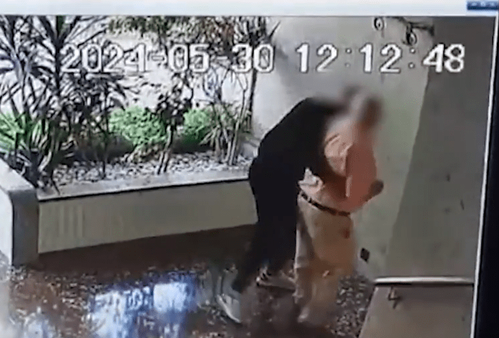 Un marroquí asalta a un anciano en un portal de L’Hospitalet de Llobregat y al salir es&nbsp;detenido.